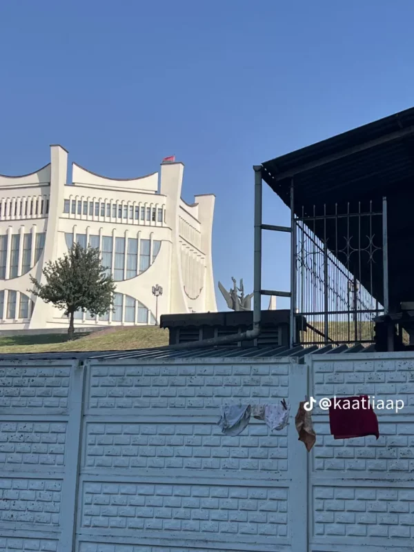 Белье у драмтеатра. Фото: https://www.tiktok.com/t/ZMhLCVbFs/