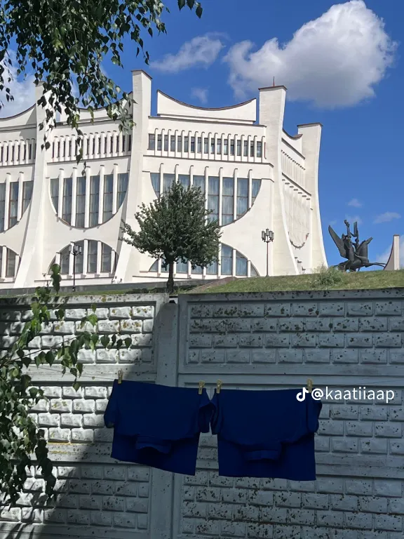 Белье у драмтеатра. Фото: https://www.tiktok.com/t/ZMhLCVbFs/