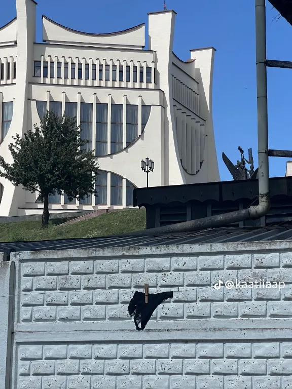 Белье у драмтеатра. Фото: https://www.tiktok.com/t/ZMhLCVbFs/