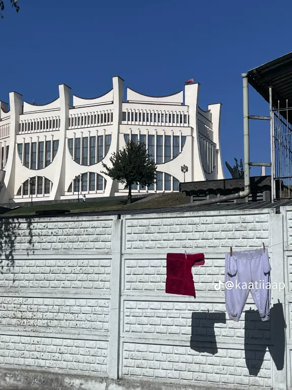 Белье у драмтеатра. Фото: https://www.tiktok.com/t/ZMhLCVbFs/