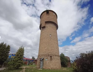 В Гродненской области занялись старыми водонапорными башнями: в Мостах в такой сделают хостел, а в Новогрудке - бар Бывшая водонапорная башня в Новогрудке. Фото: instagram.com/blisch/