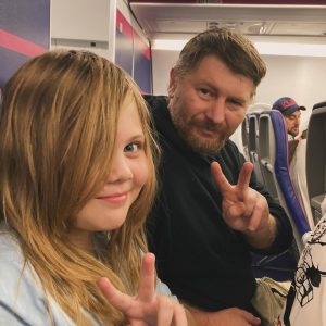 Журналист Андрей Мелешко прилетел с дочкой в Варшаву после депортации из Грузии Андрей Мелешко с дочкой в самолете в Варшаву.