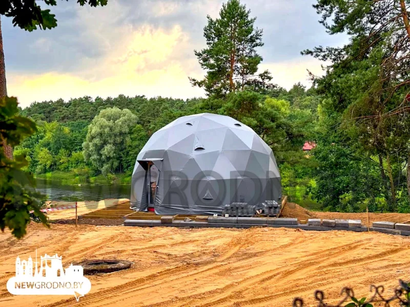 гостиница из модульных полусфер в Пышках в Гродно