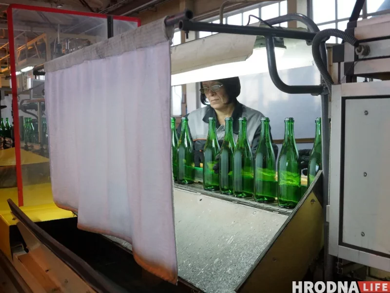 На Гродненском стеклозаводе выпускают зеленые бутылки. Фото иллюстративное, Hrodna.life
