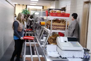 Доступ в столовую ГрГУ ограничили в определенное время - слишком много желающих В столовой ГрГУ