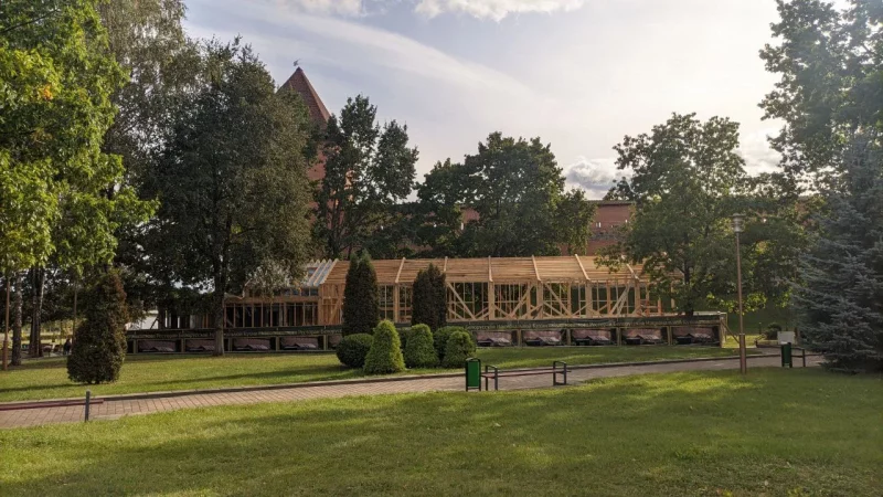 Строить ресторан около стен Лидского замка - нарушение или нет? Вот что говорит закон Каркас будущего ресторана у Лидского замка. Фото: s13.ru