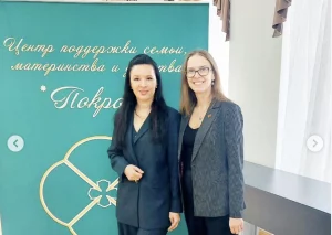 Алеся Крук (слева) на награждении конкурса "Святость рождения 2024". Скриншот Hrodna.life из Instagram поликлиники №7 г. Гродно