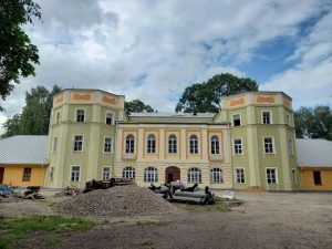 Дворец XVIII века в центре Гродно раскрасили в разные цвета. Что не так? Медицинская академия в Гродно, 2024 год.