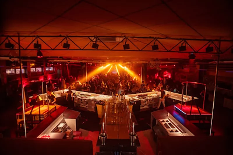 В клубе "Галактика" до закрытия