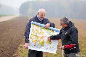 Продолжение истории с плантацией лука немецкого депутата под Лидой: стало известно, кто давал разрешение на работу политзаключенных Владельцы плантации Цыбулька-Бел под Лидой Йорг Дорнау и Юрий Куницкий. Фото: sb.by