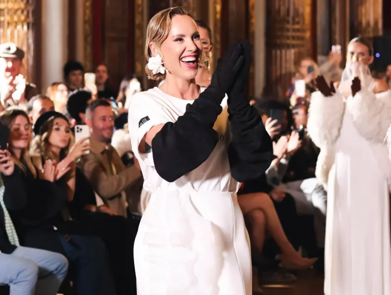 "Акцент" сшил перчатки, сумки - "Макей". Гродненка показала свою коллекцию на Неделе моды в Париже Модели из коллекции Екатерины Корлатяну