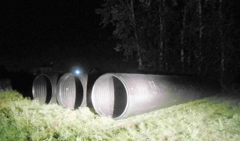 Директор нарисовал место хранения труб от руки. Выяснились подробности гибели 4-летнего мальчика в Лиде Трубы, которые придавили ребенка. Фото: Следственный комитет