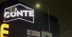 Установка 3D-экрана на фасаде Triniti в Гродно. Источник: скриншот Hrodna.life из YouTube-видео "Вечернего Гродно"