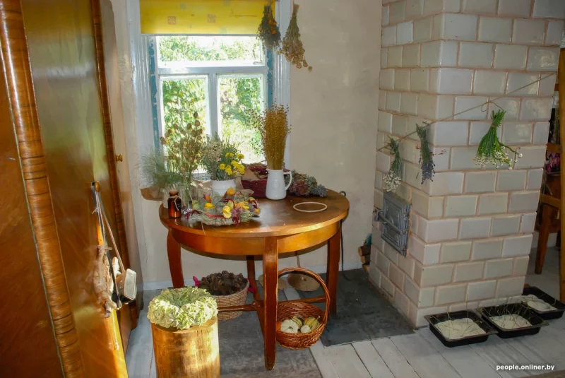 “Планую паўтарыць гербарый Элізы Ажэшкі". Гродзенка 20 гадоў працавала ветлекарам, а цяпер пляце вянкі на заказ