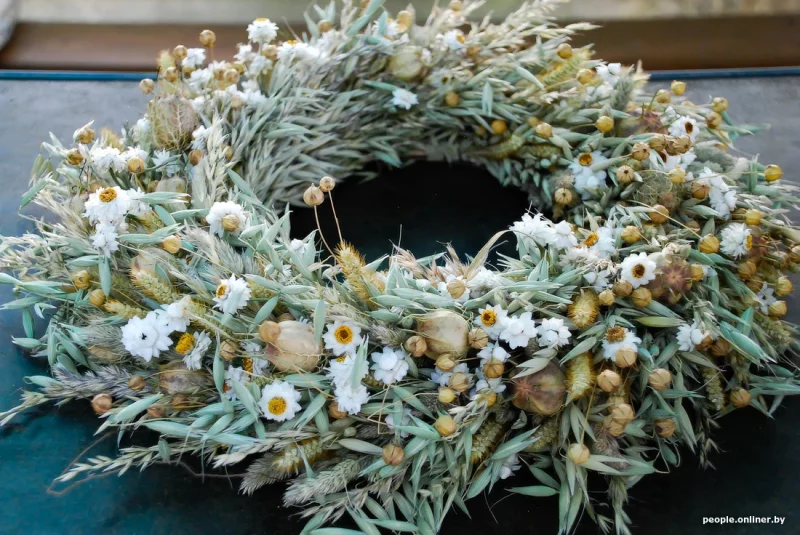 “Планую паўтарыць гербарый Элізы Ажэшкі". Гродзенка 20 гадоў працавала ветлекарам, а цяпер пляце вянкі на заказ