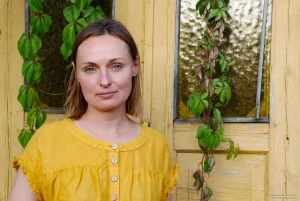 “Планирую повторить гербарий Элизы Ожешко”. Гродненка 20 лет проработала ветврачом, а теперь плетет венки на заказ Анна Тарковская в ее усадьбе под Гродно. Девушка плетет венки и продает их как предметы интерьера. Фото: Onliner.by