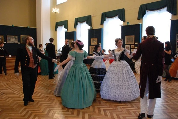 Русский дом организует бал в Новом замке. Первый танец - полонез из “Пана Тадеуша” Бал в Новом замке в 2017 году