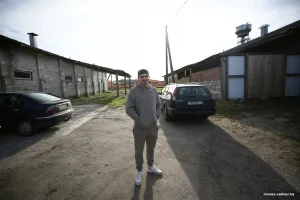 Роман Нагула рядом со своим мебельным производством столов из слэба в Лиде. Фото: Onliner.by