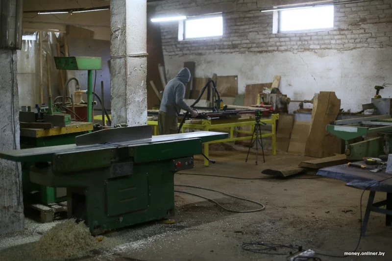 “Першы прыбытак патраціў на станок”. Гродзенец у школе выточваў біты, а ў 27 гадоў адкрыў сваю вытворчасць мэблі