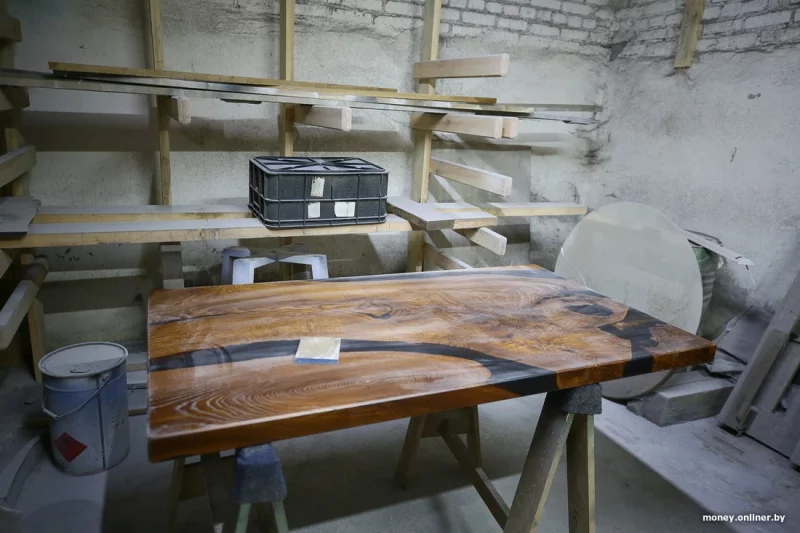 “Першы прыбытак патраціў на станок”. Гродзенец у школе выточваў біты, а ў 27 гадоў адкрыў сваю вытворчасць мэблі