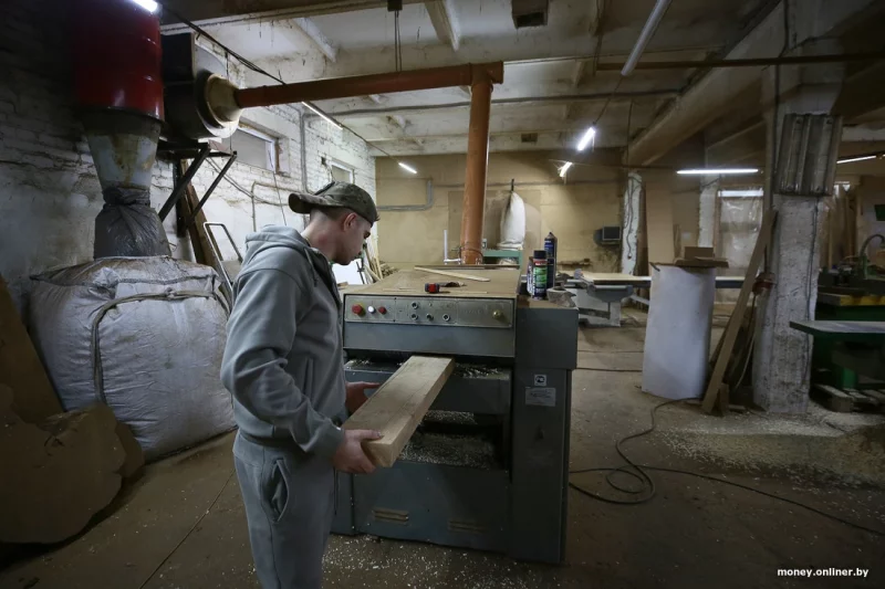 “Першы прыбытак патраціў на станок”. Гродзенец у школе выточваў біты, а ў 27 гадоў адкрыў сваю вытворчасць мэблі