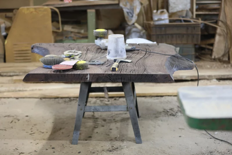 “Першы прыбытак патраціў на станок”. Гродзенец у школе выточваў біты, а ў 27 гадоў адкрыў сваю вытворчасць мэблі