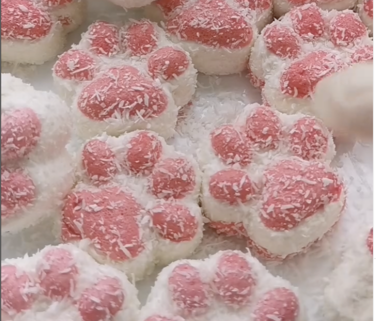 Кондитер из Гродно сделала “трендовые вкусняшки” на основе маршмеллоу и вызвала ажиотаж среди подростков Десерт таба лапки из маршмеллоу, который сделала Наталья. Скриншот Hrodna.life из Instagram кондитера