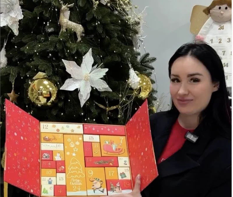 Гродненская блогерка jennie.t выпустила адвент-календарь. Покупатели разочарованы – им попались кислые конфеты и напиток Yupi Блогер Евгения Тарасенко показывает свой Адвент-календарь