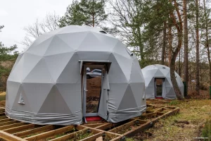 “Можно бункер на случай апокалипсиса обустроить”. Каким будет новый “космический” отель в Пышках отель и глэмпинг в Пышках