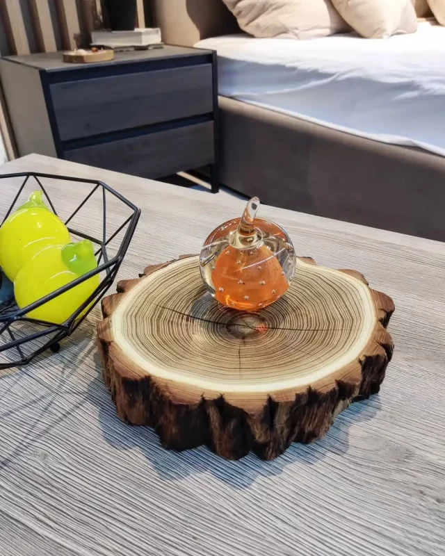 Гродненец делает необычные сервировочные доски – украшает их настоящими цветами