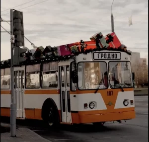 Украшенный новогодний ретро троллейбус №187 в Гродно