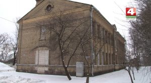 В Гродно возвращают исторический облик дому на Свердлова: декор сделают из пенопласта Старое кирпичное здание зимой олицетворяет исторический облик Гродно, окруженное голыми деревьями и снегом, с логотипом телевидения в углу.