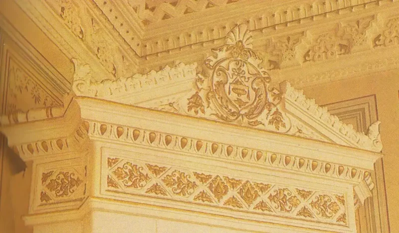 Старые изразцовые печи в Гродно - изысканные архитектурные детали с замысловатой резьбой и декоративными узорами теплого золотистого оттенка.