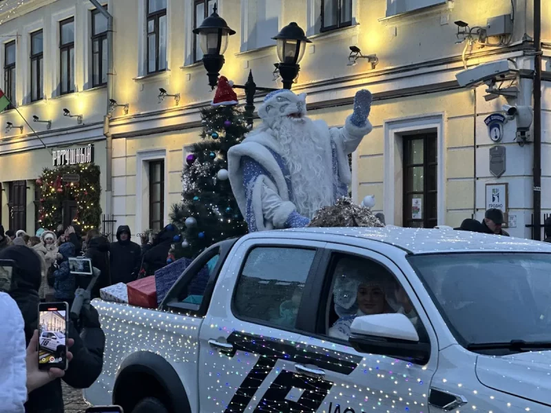В Гродно прошел парад Дедов Морозов и Снегурочек