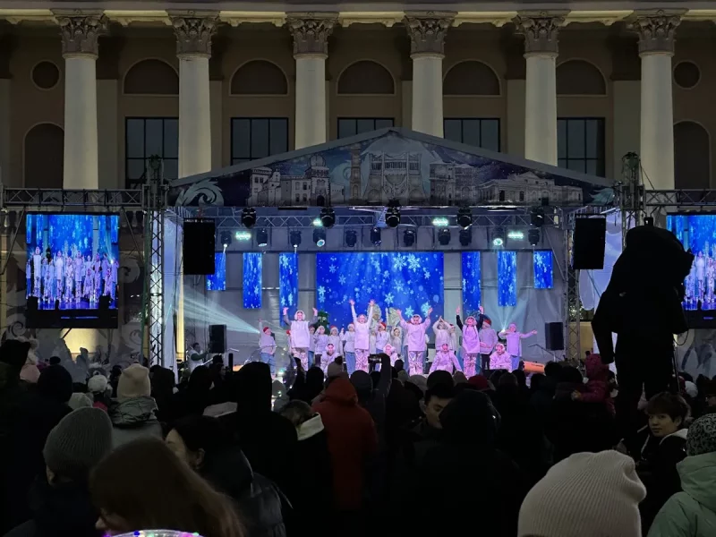 В Гродно прошел парад Дедов Морозов и Снегурочек