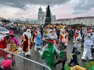 В Гродно прошел парад Дедов Морозов и Снегурочек Парад Дедов Морозов Гродно 2024