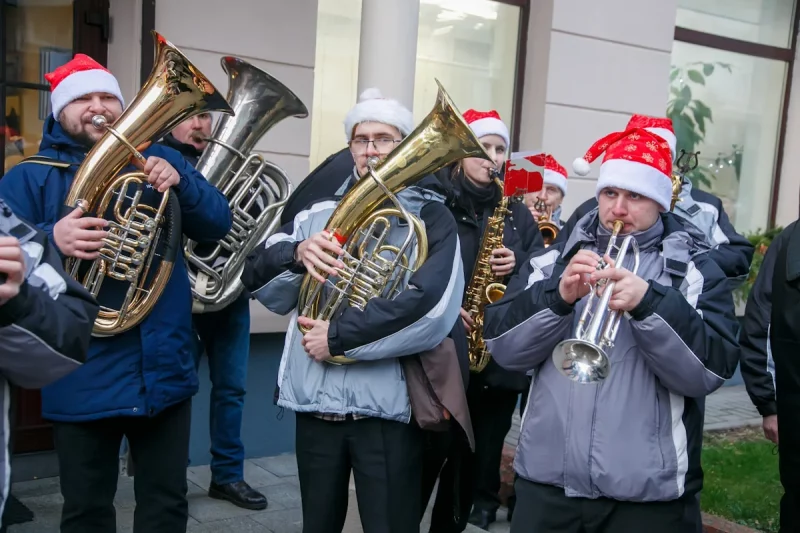 В Гродно прошел парад Дедов Морозов и Снегурочек