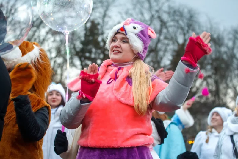 В Гродно прошел парад Дедов Морозов и Снегурочек