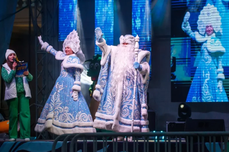 В Гродно прошел парад Дедов Морозов и Снегурочек