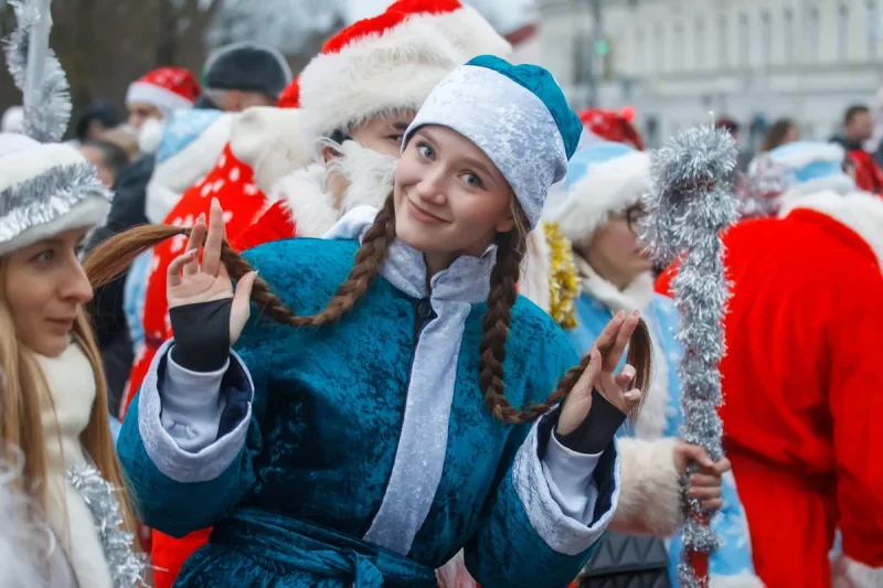 В Гродно прошел парад Дедов Морозов и Снегурочек