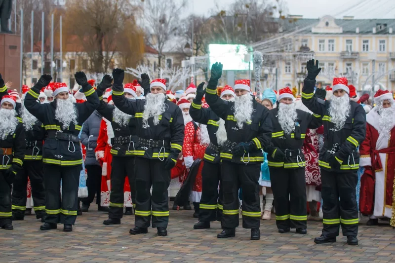 В Гродно прошел парад Дедов Морозов и Снегурочек