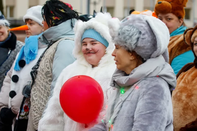 В Гродно прошел парад Дедов Морозов и Снегурочек