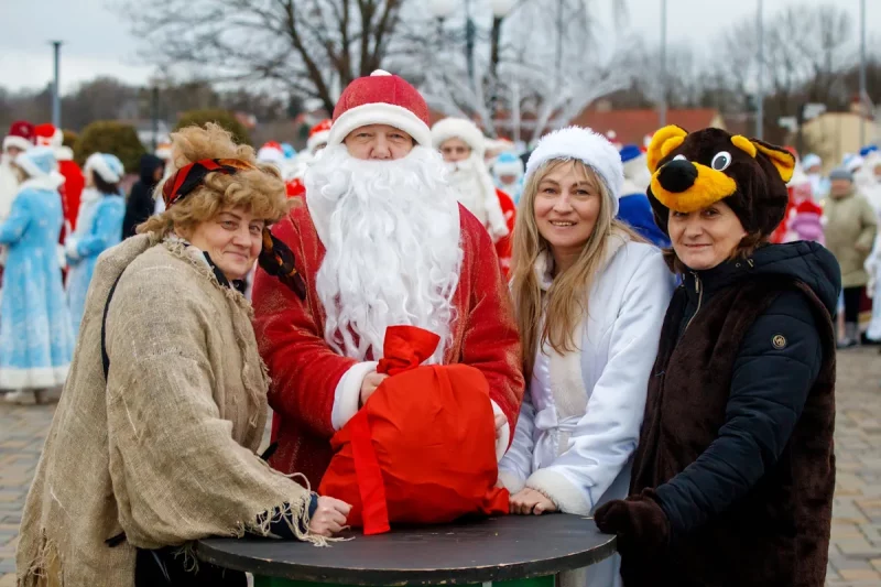 В Гродно прошел парад Дедов Морозов и Снегурочек