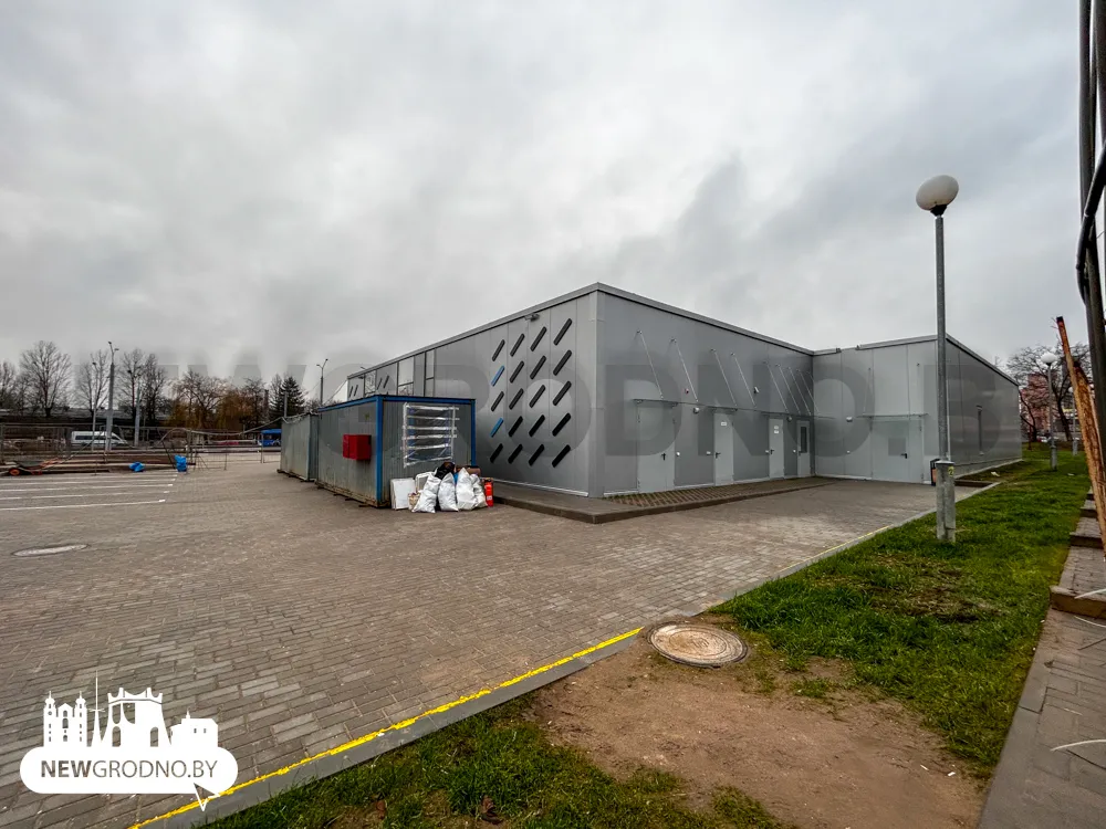 У мини-рынка «Девятовка» построили кафе с террасами. Сравните проект и результат