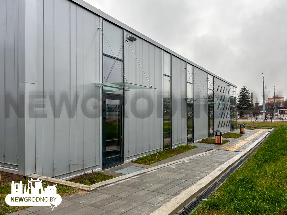 У мини-рынка «Девятовка» построили кафе с террасами. Сравните проект и результат