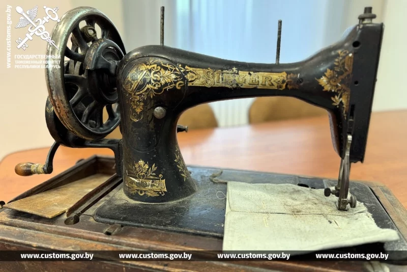 Иностранец попытался вывезти из Беларуси редкие книги и старинную швейную машинку — помешали гродненские таможенники