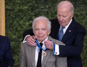 Ральфа Лорена наградили Президентской Медалью Свободы. Вспоминаем судьбу сына эмигрантов из Гродно и Пинска Ральф Лорэн і Джо Байдэн. Фота: instagram.com/ralphlauren/