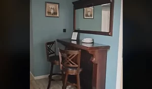 "Я Маргарита, тут где-то кот Бегемот должен бегать". Туристка впечатлилась аутентичной квартирой в центре Гродно в Гродно нашли необычную квартиру на сутки