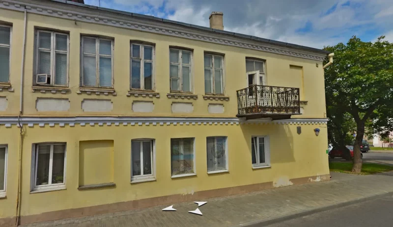 “Быстрее сложится, чем его отремонтируют”. В центре Гродно люди живут в доме, где последний ремонт делали 35 лет назад Дом на улице Большая Троицкая, 23. Фото: Яндекс Карты