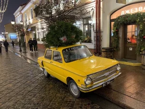 Два "Запорожца", ГАЗ и троллейбус: какие ретромашины украшают Гродно в зимние праздники Желтый "Запорожец" на Советской. Фото: av.by